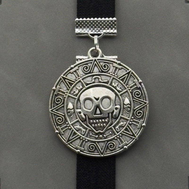 Marcapáginas elástico con amuleto de Piratas del Caribe
