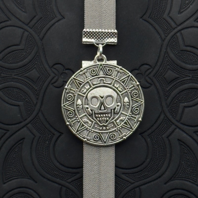 Marcapáginas elástico con amuleto de Piratas del Caribe