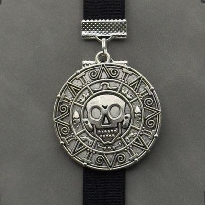 Marcapáginas elástico con amuleto de Piratas del Caribe